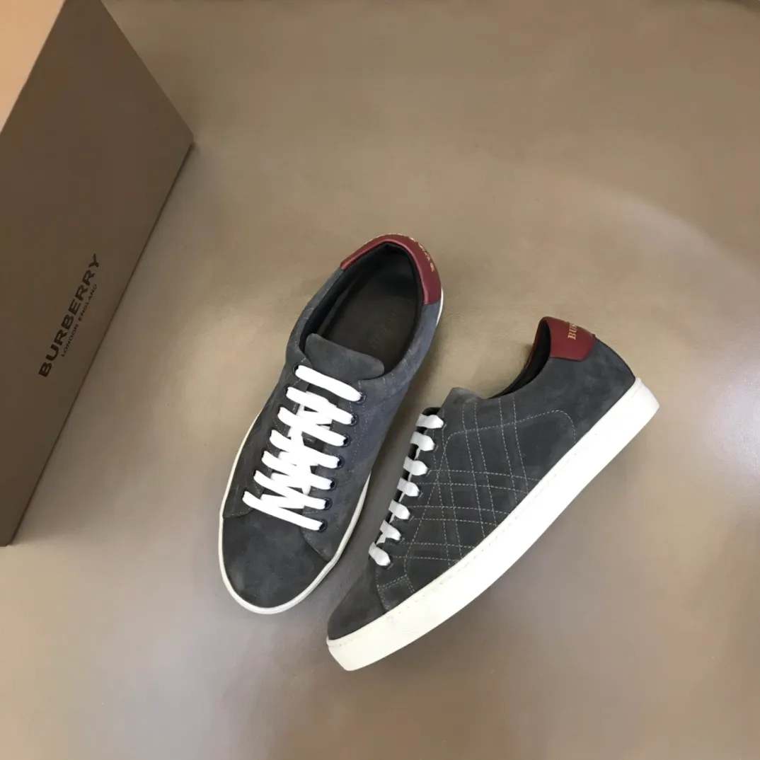 ◾️¥380 B’s men’s classic low-top sneakers are reinterpreted in Vintage plaid cotton and cowhide materials, and decorated with a new brand logo. First-grain cowhide lining, embossed Burberry lettering logo on the heel, original outsole! 38-45